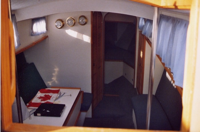 Le carré intérieur d'Elfe : couchettes, boiseries, instruments de laiton.