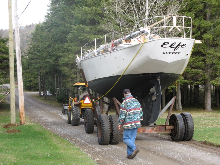 L'arrière d'Elfe portant « Elfe Québec », remonté dans l'allée derrière le tracteur.
